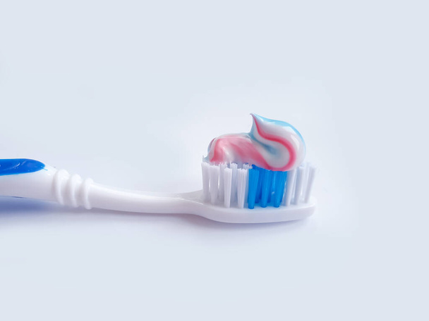 pasta de dientes cepillo de dientes sobre un fondo de color - Foto, Imagen