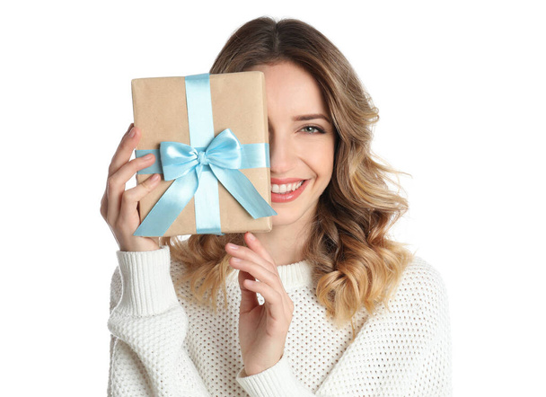 Beautiful young woman with Christmas present on white background - Foto, immagini