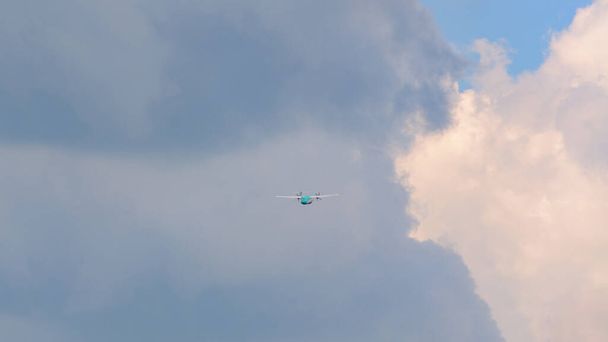 samolot jest wysoko na niebie, daleko w chmurach widać samolot.2020 - Zdjęcie, obraz