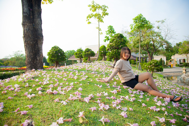 žena sedící na trávníku - Fotografie, Obrázek
