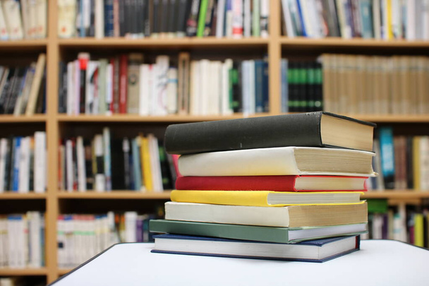 Книги на столе в публичной библиотеке - Фото, изображение