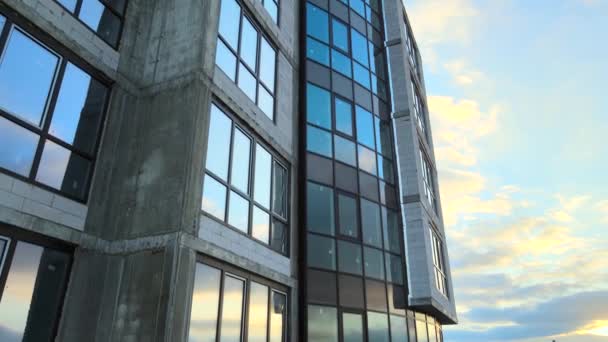 Lucht uitzicht op hoge residentiële appartement gebouw in aanbouw. Ontwikkeling van onroerend goed. - Video