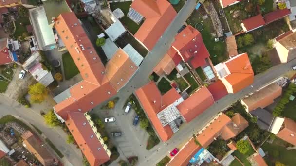 Widok z lotu ptaka na małe, stare europejskie miasteczko z czerwonymi dachami dachówek małych domów i wąskimi uliczkami. - Materiał filmowy, wideo