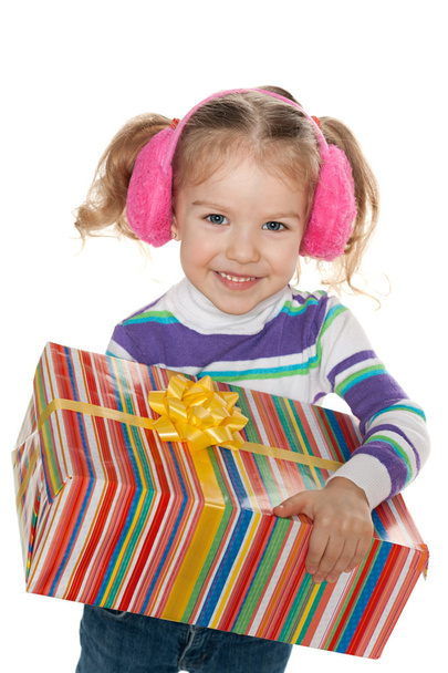 küçük kız bir hediye kutusu beyaz karşı tutar. - Fotoğraf, Görsel