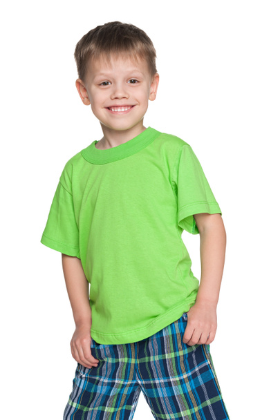 kleine jongen in het groene shirt - Foto, afbeelding