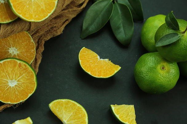 Zelené sladké mandarinky rostoucí s pozadím - Fotografie, Obrázek