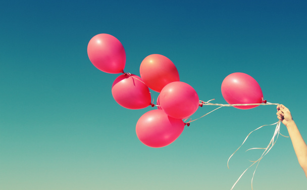 rote Luftballons vor blauem Himmel - Foto, Bild