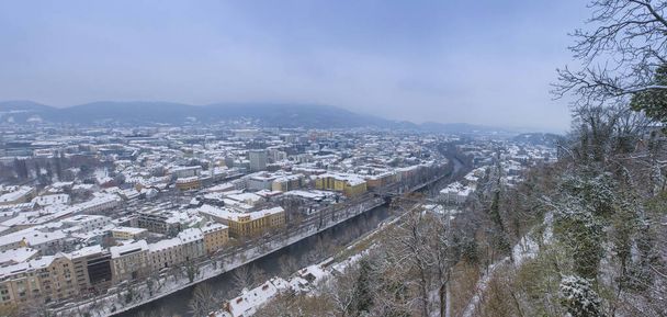 Cityscape de Graz com rio Mur e edifícios históricos telhados no inverno com neve, em Graz, região da Estíria, Áustria - Foto, Imagem