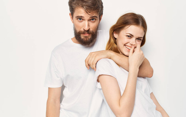 Χαρούμενος άντρας και γυναίκα t-shirts στούντιο οικογενειακή ζωή - Φωτογραφία, εικόνα