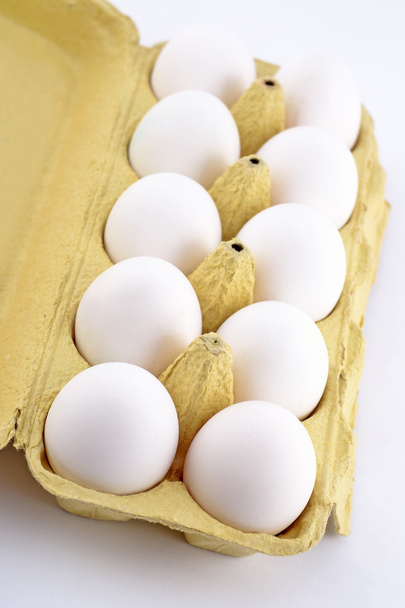 Eier in einem Karton auf einem weißen - Foto, Bild