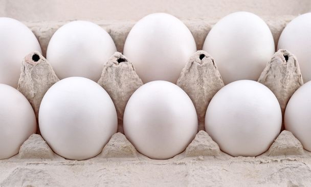 τα αυγά σε ένα κουτί από χαρτόνι πάνω σε άσπρο - Φωτογραφία, εικόνα