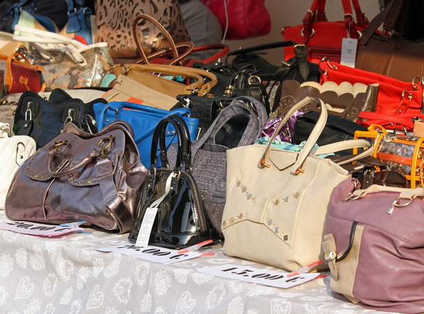 Lederwaren und Handtaschen zum Verkauf - Foto, Bild