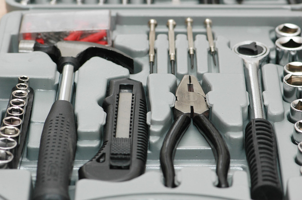 Kit de herramientas con varias herramientas de carpintería en la caja
 - Foto, imagen