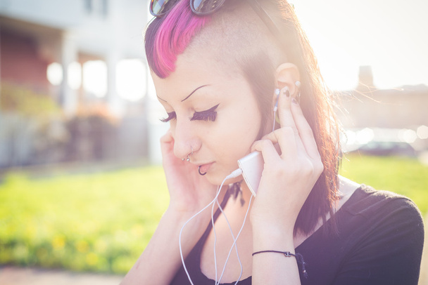 Punk menina ouvir música
 - Foto, Imagem