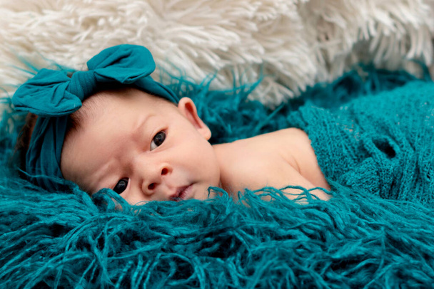 Vastasyntynyt vauva 2 viikon ikäinen sininen pörröinen huopa  - Valokuva, kuva