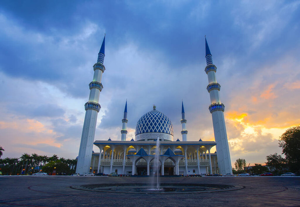 Zachód słońca Masjid Negeri Shah Alam lub oficjalnie znany jako meczet sułtana Salahuddina Abdula Aziza Shah. - Zdjęcie, obraz