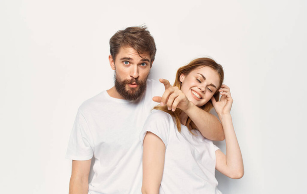 男性と女性がTシャツの横に立つ｜家族のカジュアルウェアライフスタイル - 写真・画像