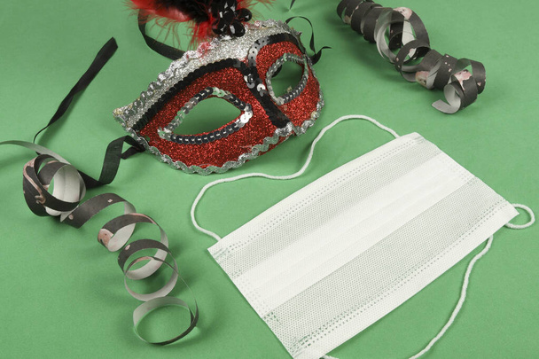 uso de máscara protectora durante las festividades de carnaval en 2021 - Foto, imagen