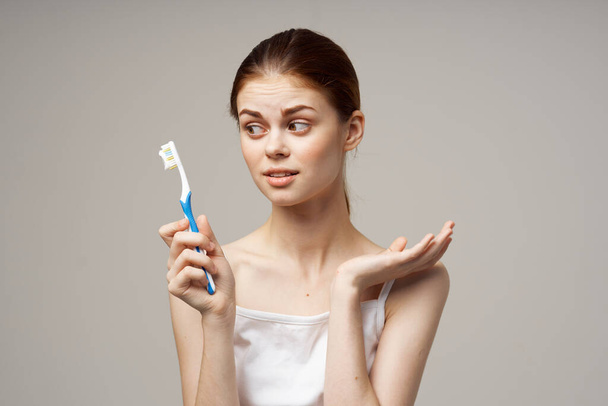 kaunis nainen hammasharja hygienia suuhygienia studio - Valokuva, kuva