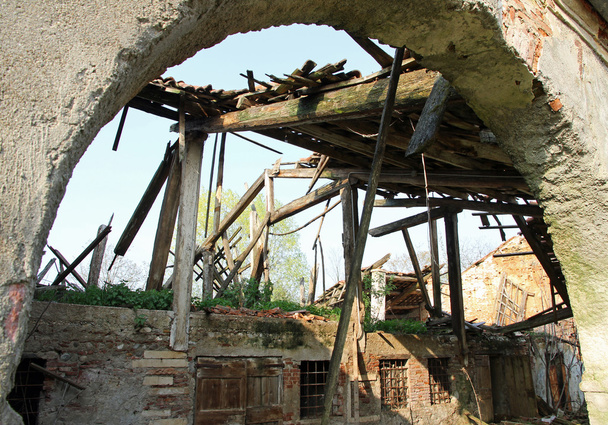 σπίτι σπασμένα και εγκαταλελειμμένα με κίνδυνο κατάρρευσης - Φωτογραφία, εικόνα