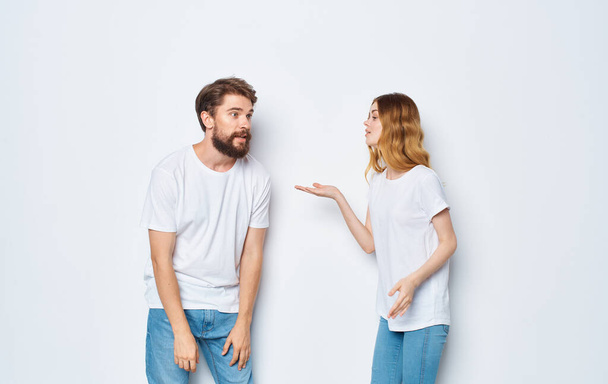 A férfi a nő gesztikulál a kezével vicces barátok érzelmi modell - Fotó, kép