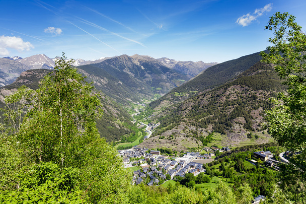 a bájos város, a Pireneusok völgyében - Fotó, kép