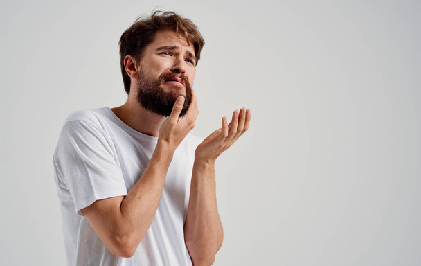 Mann mit Gesichtsschmerzen bei Zähnen Gesundheit Probleme Unzufriedenheit Medizin - Foto, Bild