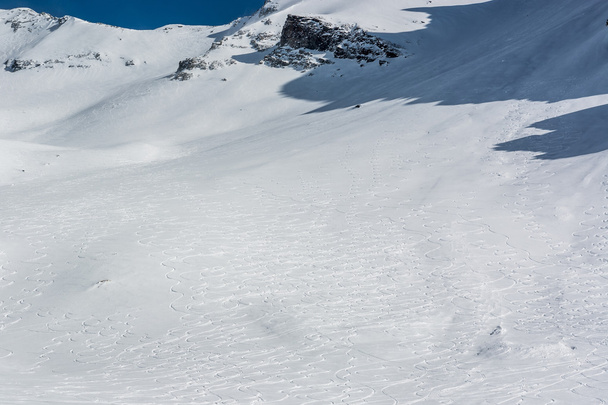 Pista de montaña con pistas de esquí
 - Foto, Imagen