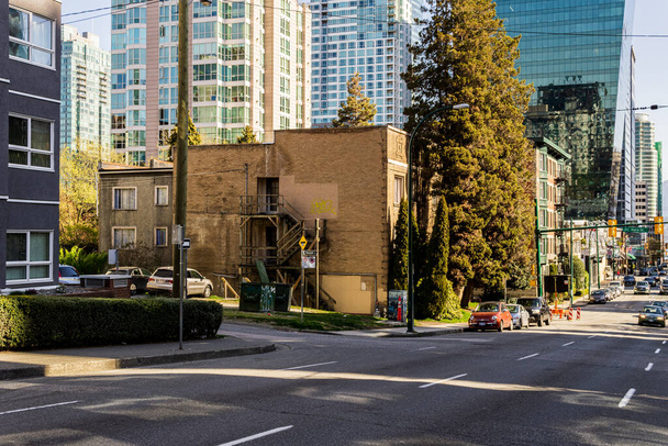 VANCOUVER, CANADA - APRIL 14, 2020: street and back lane view without people residential buildings in downtown. - Foto, immagini
