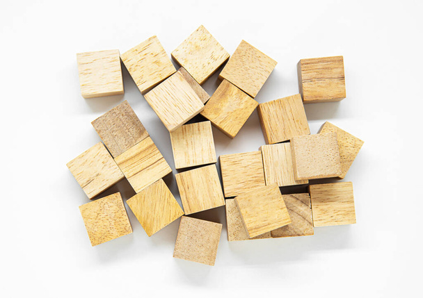 Mix O и X деревянные блоки использовать для игры крестики-нолики лежал на белом фоне для идеи концепции дизайна - Фото, изображение