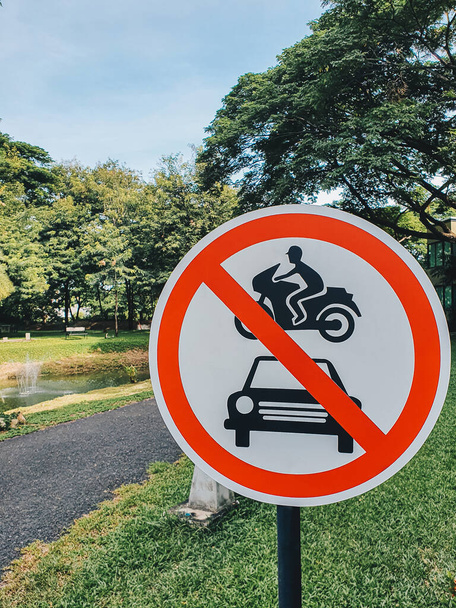 Red círculo sinal de trânsito aviso passageiro carro e motocicleta não pode passar o caminho através do jardim - Foto, Imagem