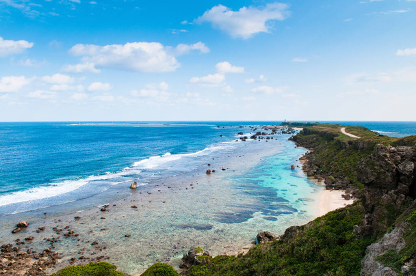 Erittäin kaunis trooppinen meri kristallinkirkas turkoosi vesi laaja maisema East Cape - Higashi henna zaki, Miyako saari, Okinawa, Japani. - Valokuva, kuva