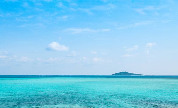 Bardzo piękne tropikalne morze krystalicznie czysta turkusowa woda i skała na moście Ikema, wyspa Miyako, Okinawa, Japonia. - Zdjęcie, obraz