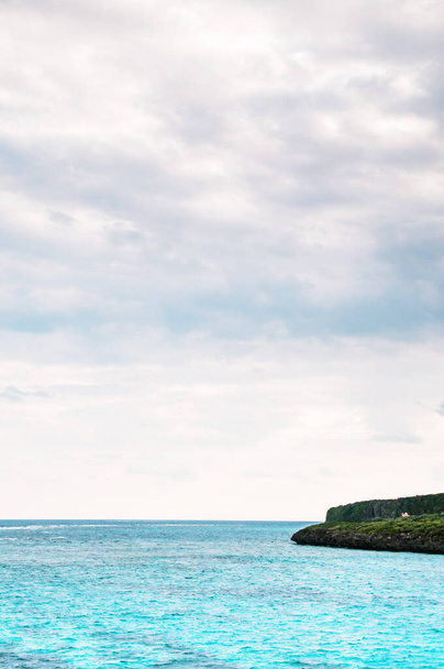 Блакитна вода в морському каналі на острові Куріма з оглядового майданчика Рюуґуйо на початку весняного сезону. Міяко - Ісалнд, Окінава, Японія. - Фото, зображення
