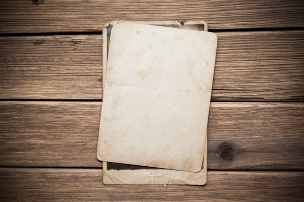 Старая бумага на деревянном фоне
 - Фото, изображение