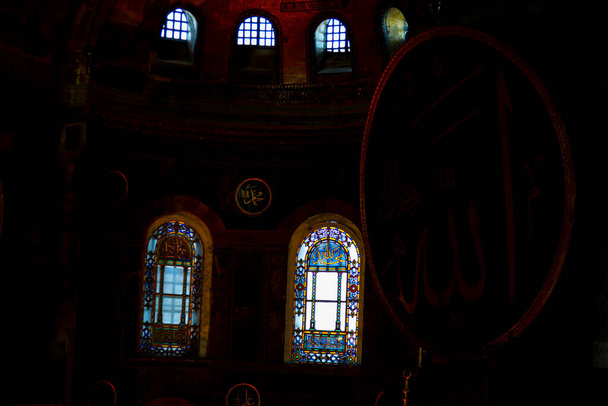 Hagia Sophia (Hagia Sofia, Ayasofya) interieur in Istanbul, Turkije, Byzantijnse architectuur, stad oriëntatiepunt en architectonische wereld wonder - Foto, afbeelding