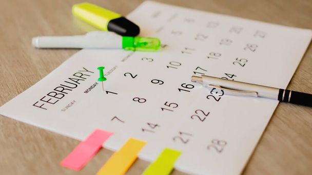 Cerrar el calendario en la mesa marrón en las ideas de planificación. - Foto, imagen