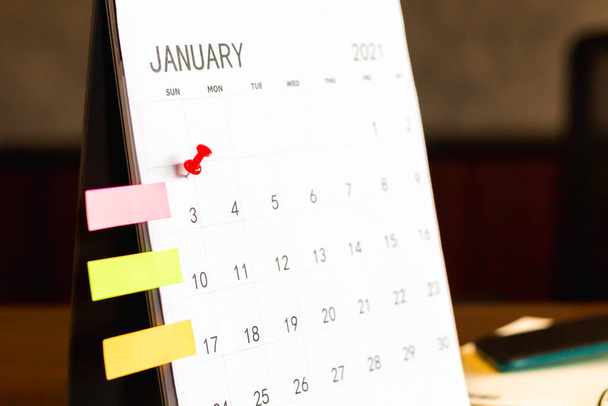 Sluit de kalender op de bruine tafel in het plannen van ideeën. - Foto, afbeelding