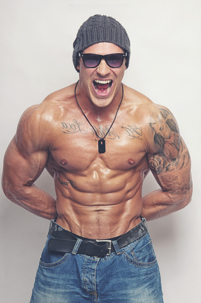 Hombre musculoso en gafas de sol
 - Foto, imagen