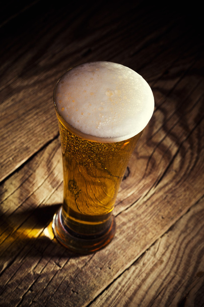 bira ahşap arka plan üzerine bir fincan  - Fotoğraf, Görsel