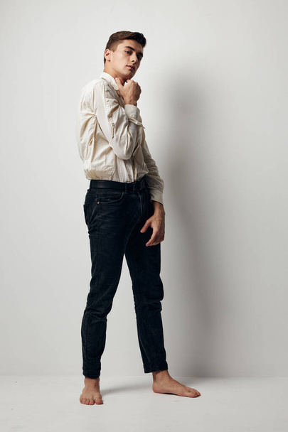 Homem bonito camisa branca estilo elegante auto confiança roupas da moda - Foto, Imagem
