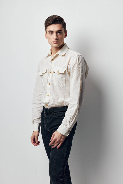 чоловік у білій сорочці привабливий вигляд моди впевненість студія способу життя
 - Фото, зображення