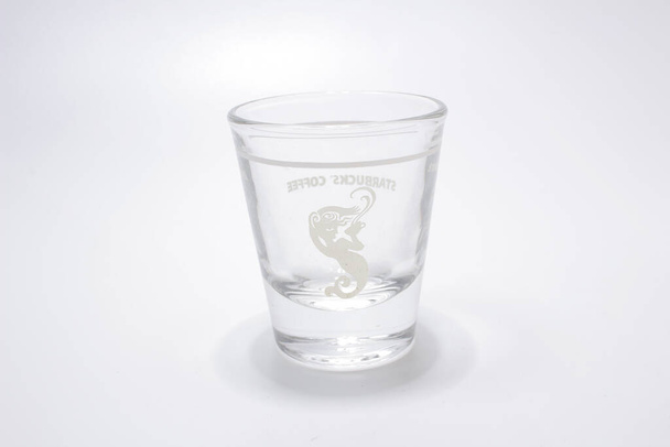 Close Up Of Empty Drinking Glass Against White Background - Foto, imagen