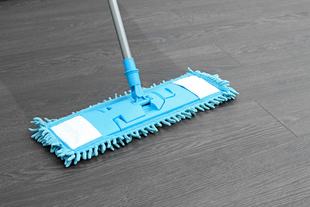 limpieza de la casa - fregona lavando piso de madera
 - Foto, imagen