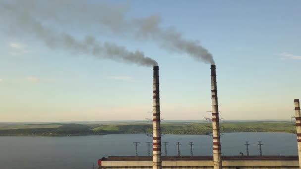 Widok z powietrza wysokich rur kominowych z szarym brudnym dymem z elektrowni węglowej. Produkcja energii elektrycznej z paliw kopalnych. - Materiał filmowy, wideo