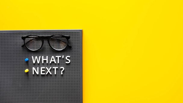 Co dalej? tekst z okularami na table.trends badania i nowe things.business startup koncepcja - Zdjęcie, obraz