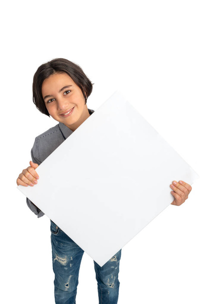 Estudio de un joven positivo sosteniendo una pancarta en blanco sobre fondo blanco  - Foto, Imagen