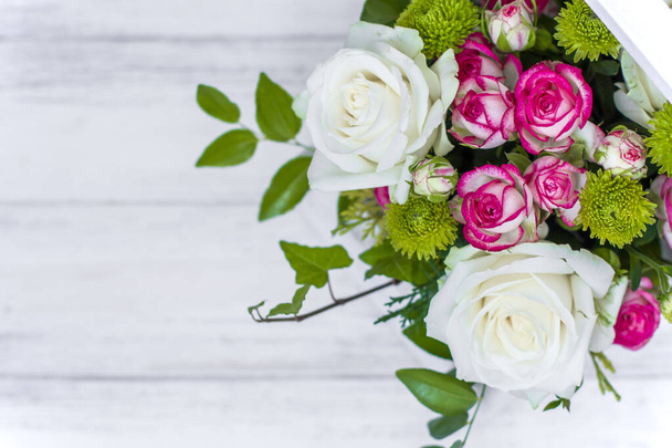 白い板の上に白とピンクのバラと菊の木の箱。家の装飾。花の箱。結婚式の装飾 - 写真・画像
