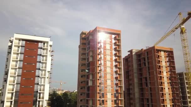 Luchtfoto van hoge residentiële flatgebouwen in aanbouw. Ontwikkeling van onroerend goed. - Video