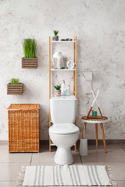 Moderni wc kulho sisätilojen kylpyhuone - Valokuva, kuva